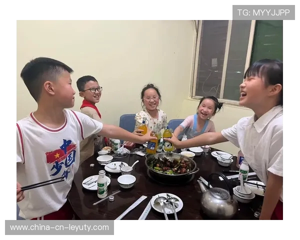 1 米 8 男生毕业典礼 “反差萌”！掏出娃哈哈与校长碰杯，网友：这才是青春该有的样子